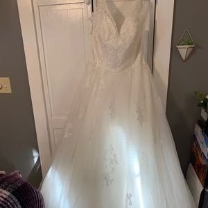 Gorgeous Wedding Dress - Unused